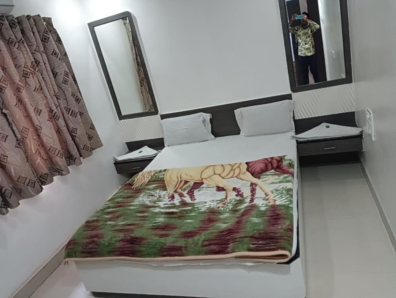 Hotel Shri Sai Darshan Shirdi Esterno foto